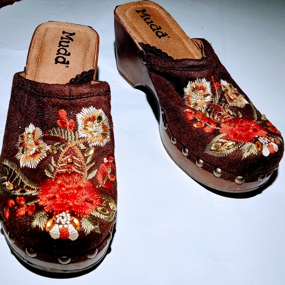 Beautiful womens size 10 Chocolate brown clogs